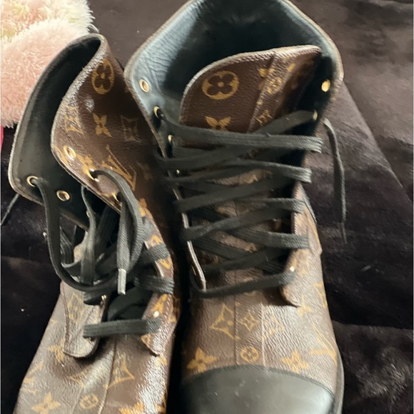 Authentic Louis Vuitton boots - Picture 2 of 4